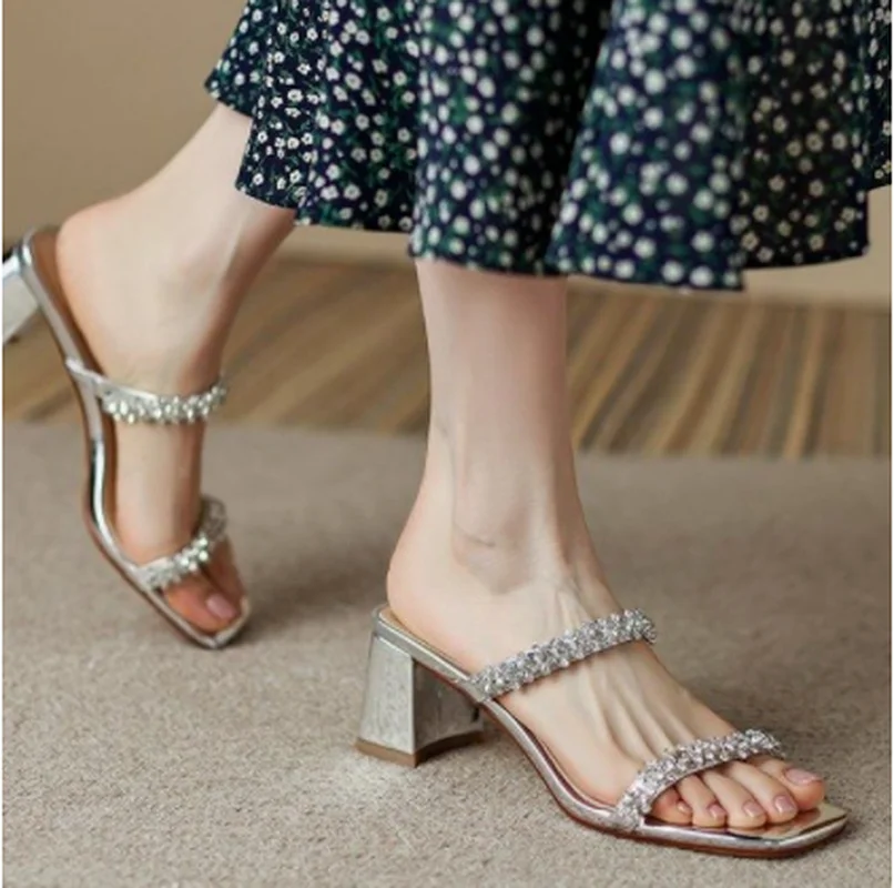 

2022 Summer New Women's Fashion Gold Silver Patent Leather square Heel Sandals Bling Rhinestone Narrow Band Beach Casual Slipper