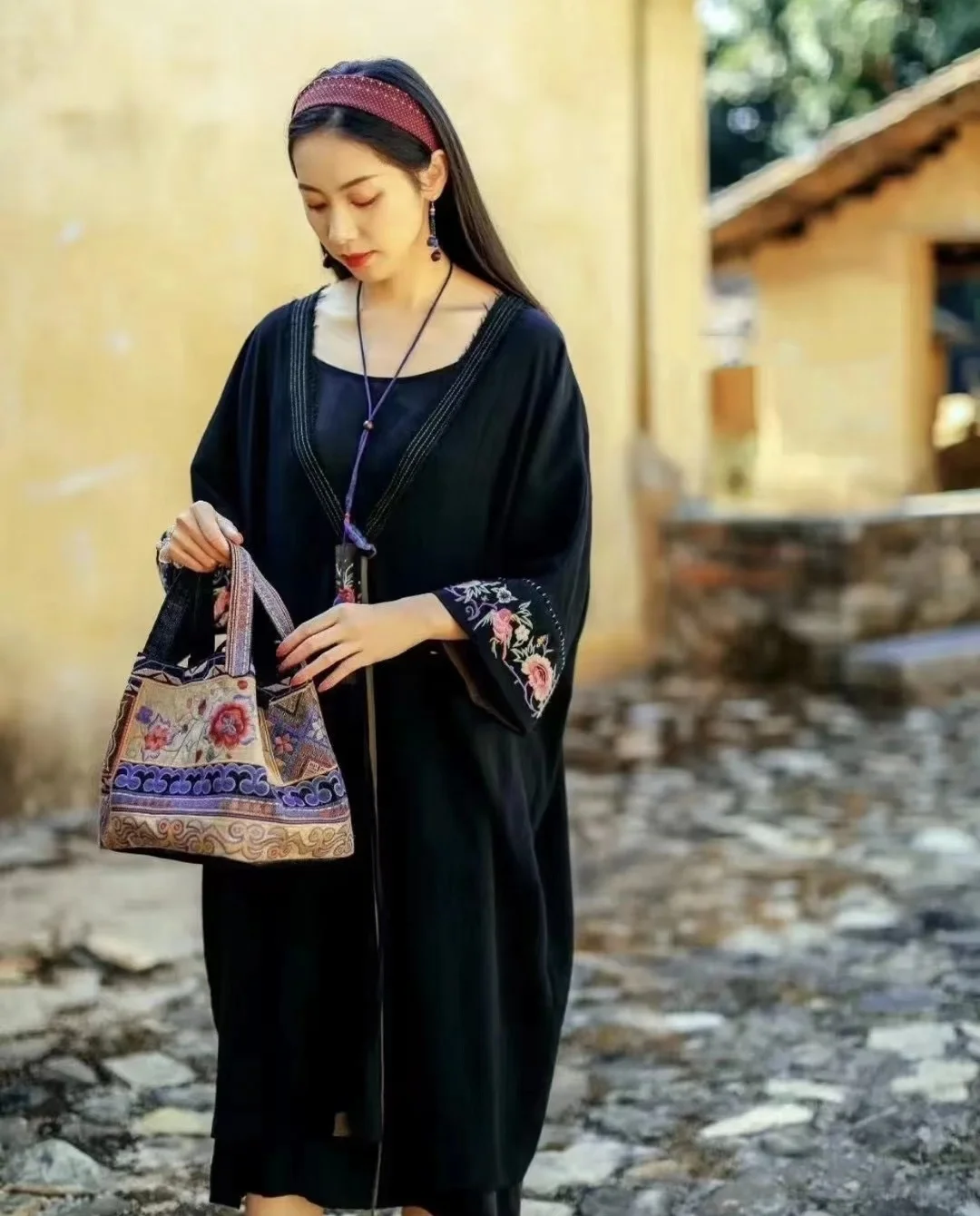 Женский длинный кардиган с вышивкой черный хлопково-льняной на шнуровке одежда