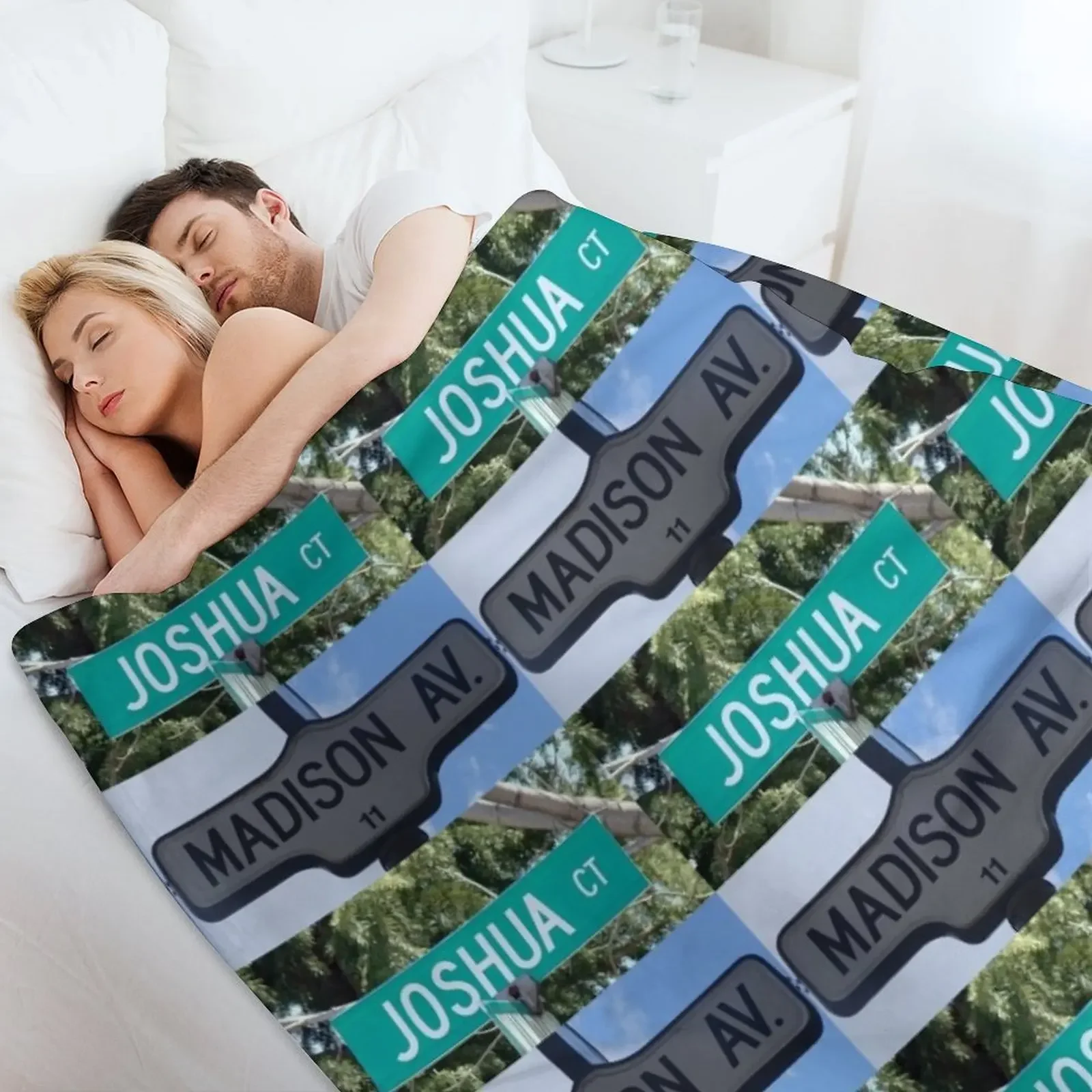 Мягкое плюшевое одеяло Madison and Joshua