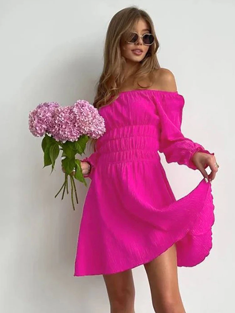 Соблазнительное однотонное платье-мини с вырезом лодочкой соблазнительное