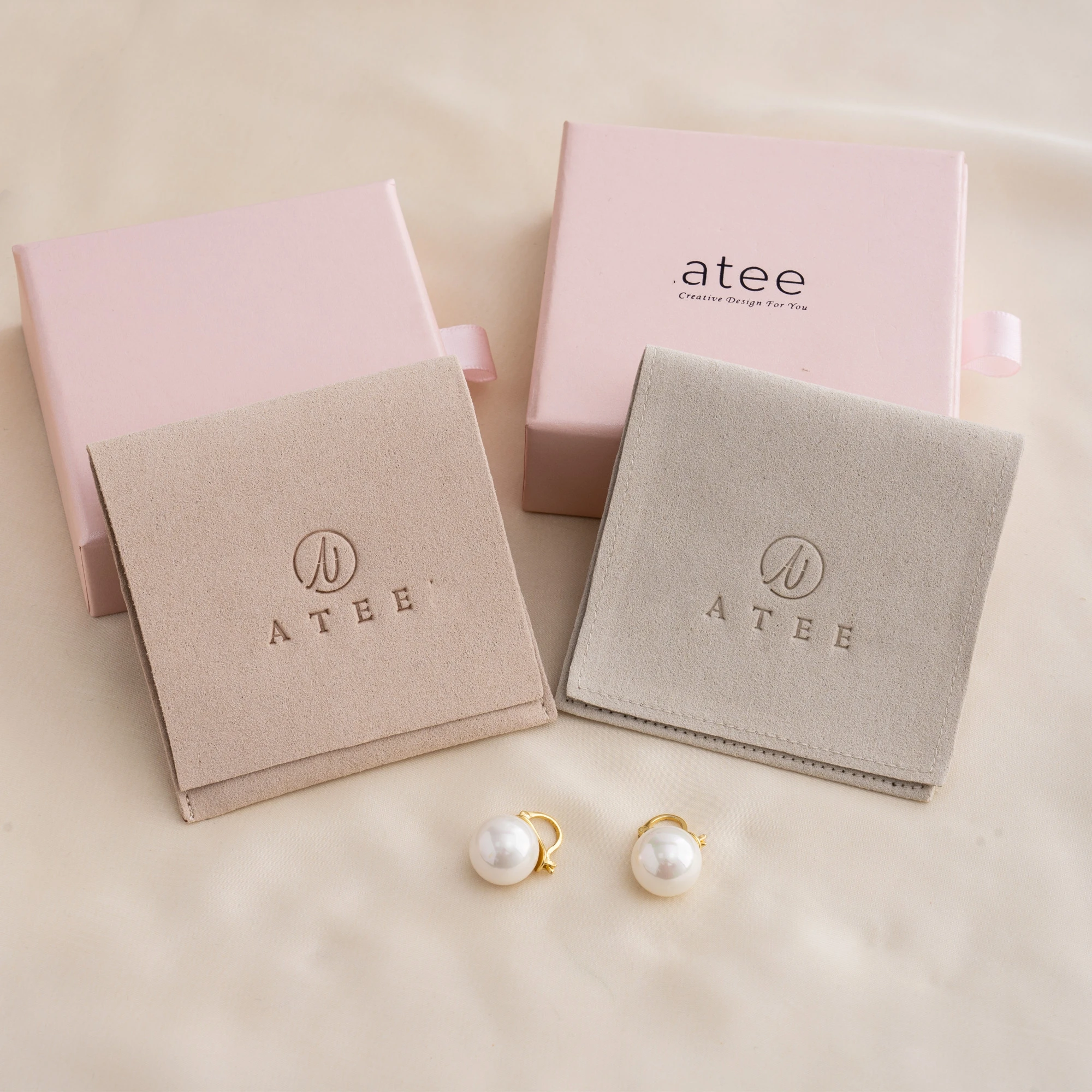 

100 шт., лидер продаж, бежевые сумки для ювелирных изделий телесного цвета с принтом, бархатная сумка из микрофибры для хранения ювелирных изделий, сумка-конверт для ювелирных изделий с индивидуальным логотипом