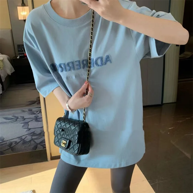 

Футболка средней длины с вышивкой, круглым вырезом и коротким рукавом