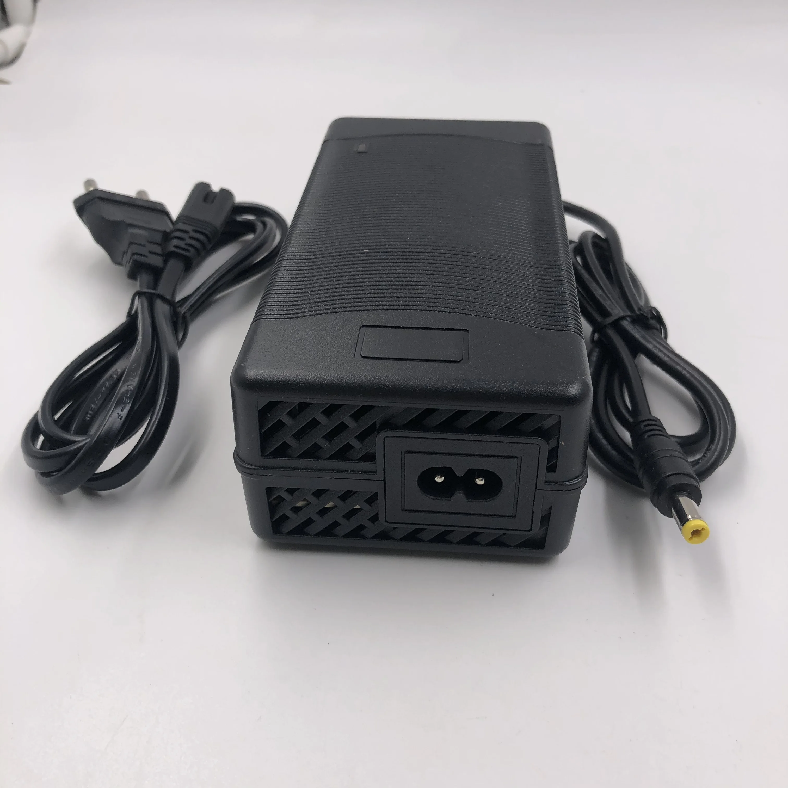 Зарядное устройство 42 В 4 А для литийионного аккумулятора 10 серии штекер 5 5 мм x 2