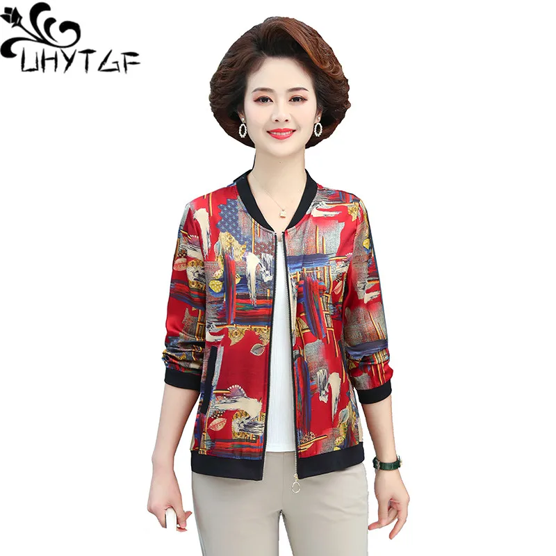 

UHYTGF Middle-Aged Elderly Women Spring Summer Trench Coat Imitation Silk Print Thin Windbreaker Female Short Outerwear 5XL 1717