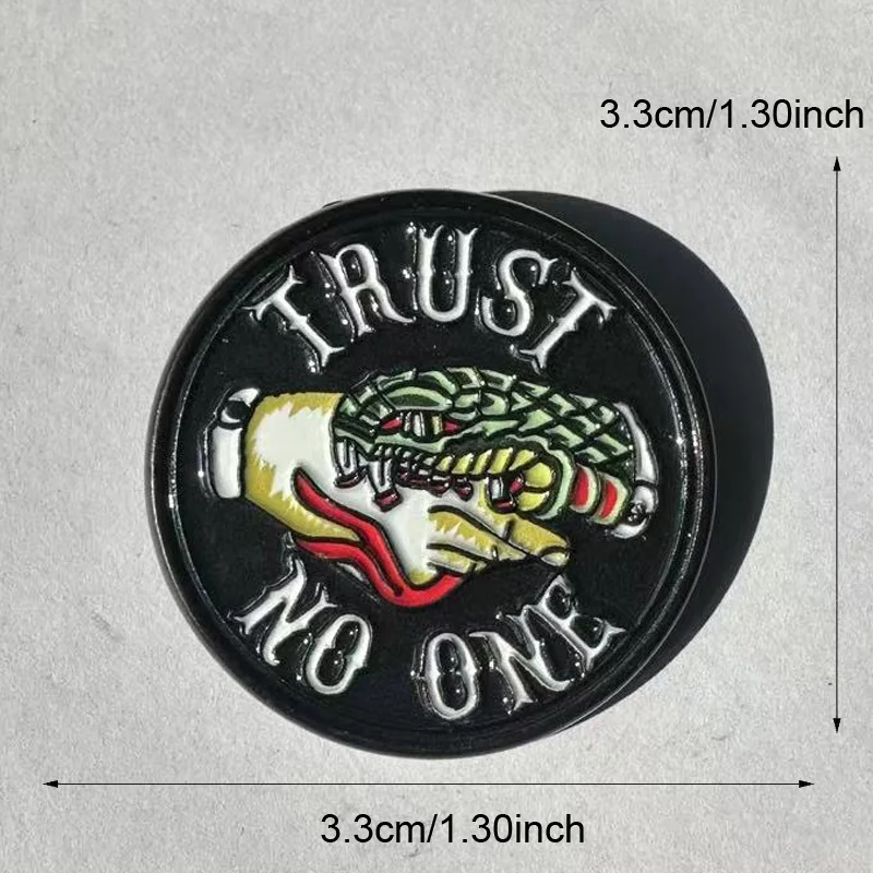 Фото Брошь «Trust No One» с философической цитатой, значок «Укус крокодила», сумка для одежды, аксессуары, подарок для студента №4
