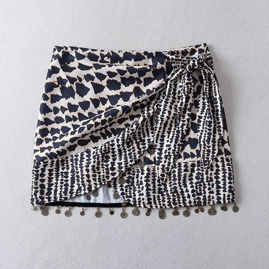 

Женская мини-юбка с асимметричным подолом в стиле ретро