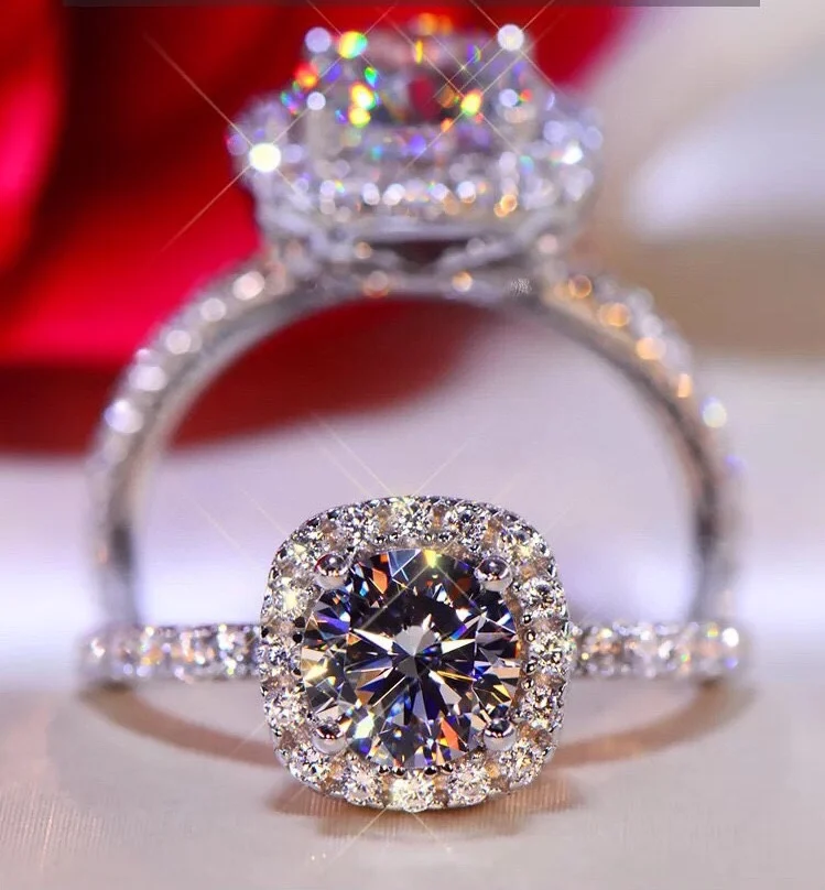 

Женское светильник ЦО из серебра 925 пробы с муассанитом и бриллиантом