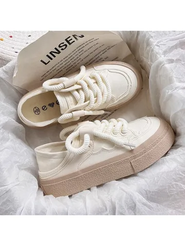 Кроссовка киген қызбен доп соғу