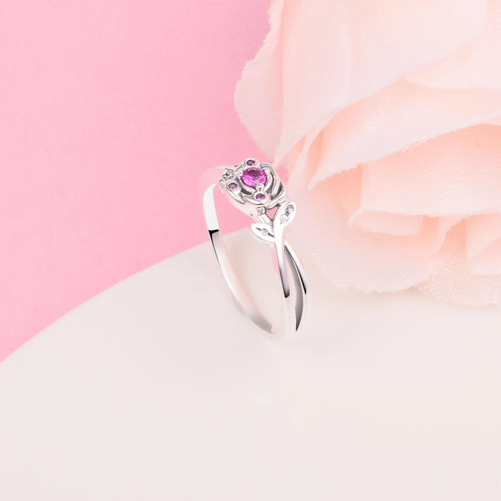 

Женское кольцо из серебра пробы с красным кристаллом