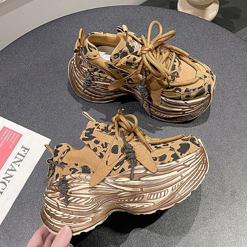 Кроссовки на высокой платформе кожаные прогулочные туфли танкетке 8 см женские