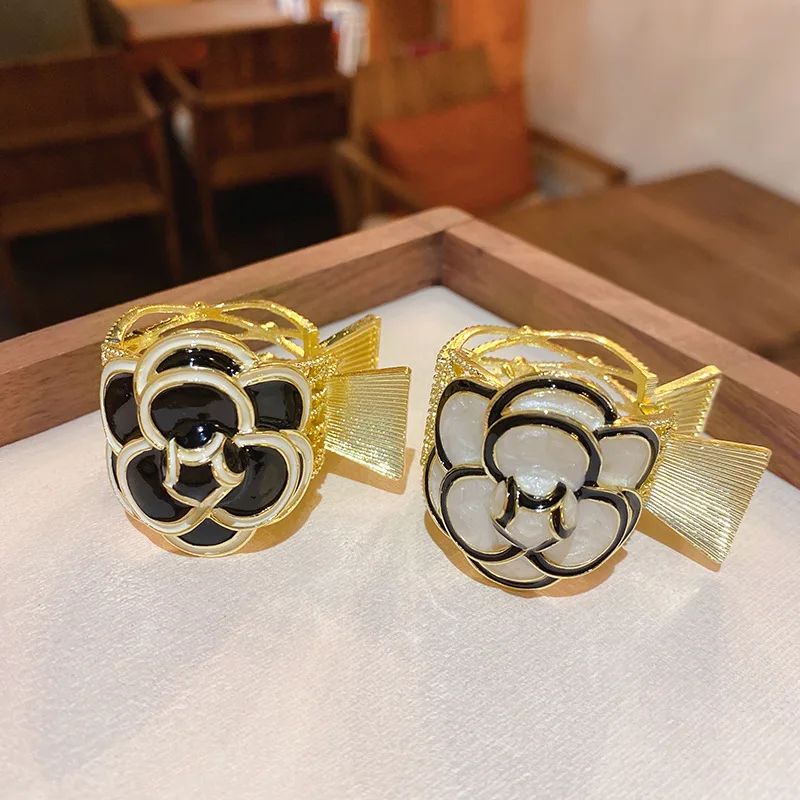

Stylish Diamond Inlaid Flower Hair Clip With Oil Dripping, Korean Version, East Gate, Retro Temperament, Grab Clip, Versatile