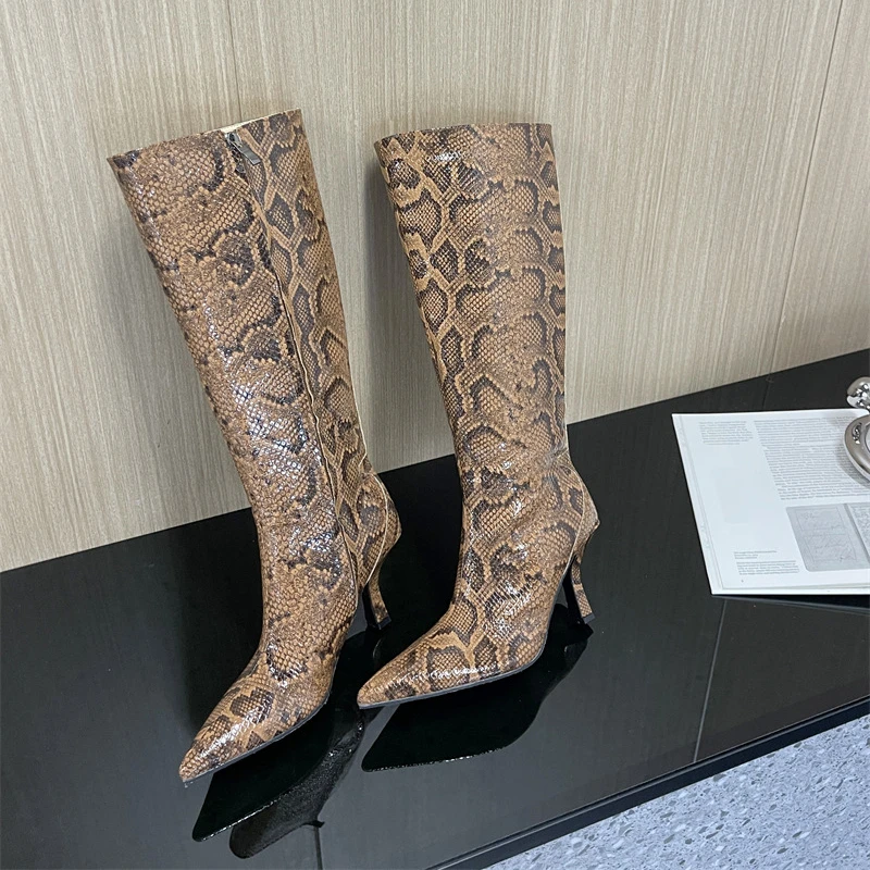 Новинка сапоги до колена разных цветов с узором в виде змеиной кожи и боковой