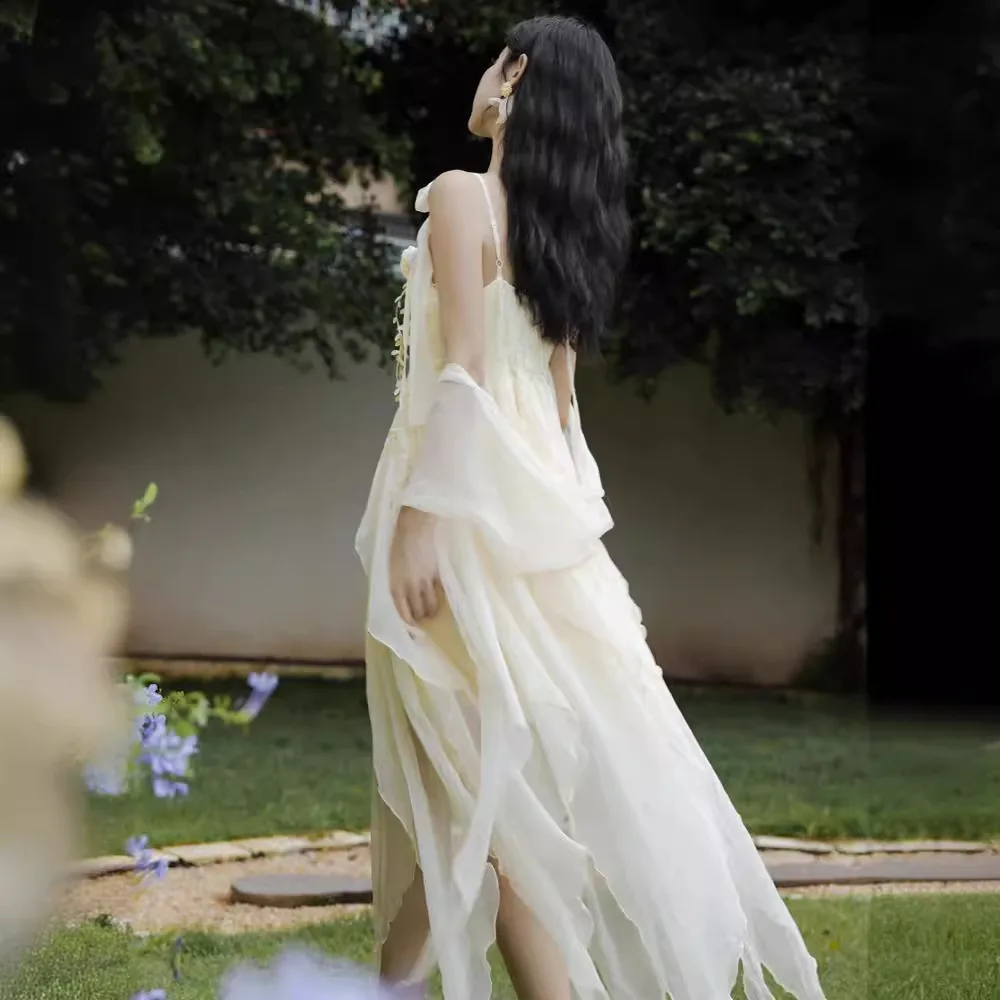 Женское платье с оборками по краям белое на бретельках длинной юбкой для отдыха