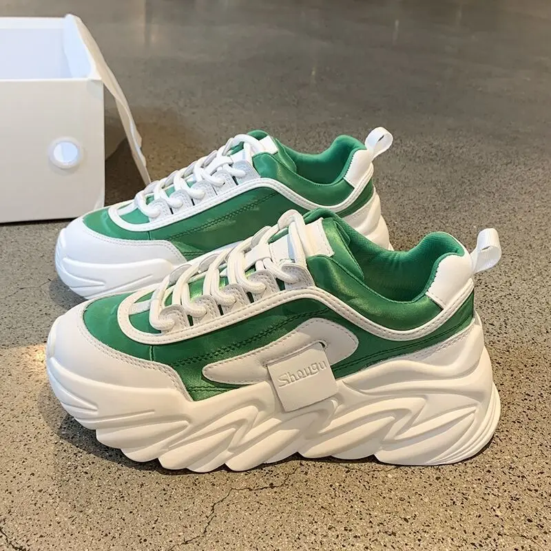 

Женские кроссовки на платформе, белые повседневные ботинки на массивной платформе, со шнуровкой, обувь на танкетке для увеличения роста, но...