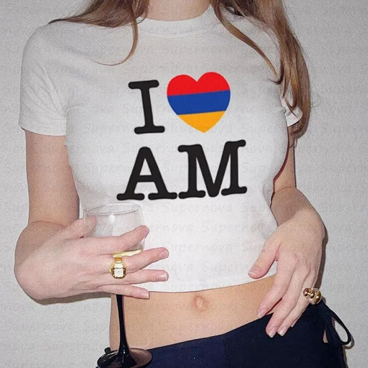 Женская футболка с принтом флага и надписью облегающая суперкороткая в