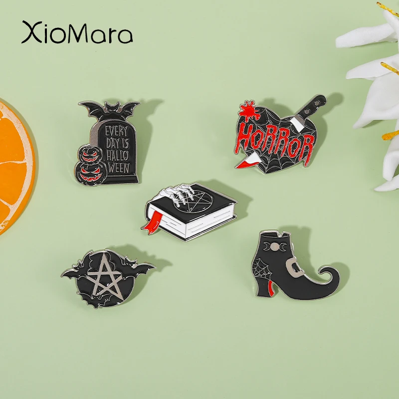 Оптовая цена на каждый день эмалированные заколки Хэллоуин кинжал ведьма книга