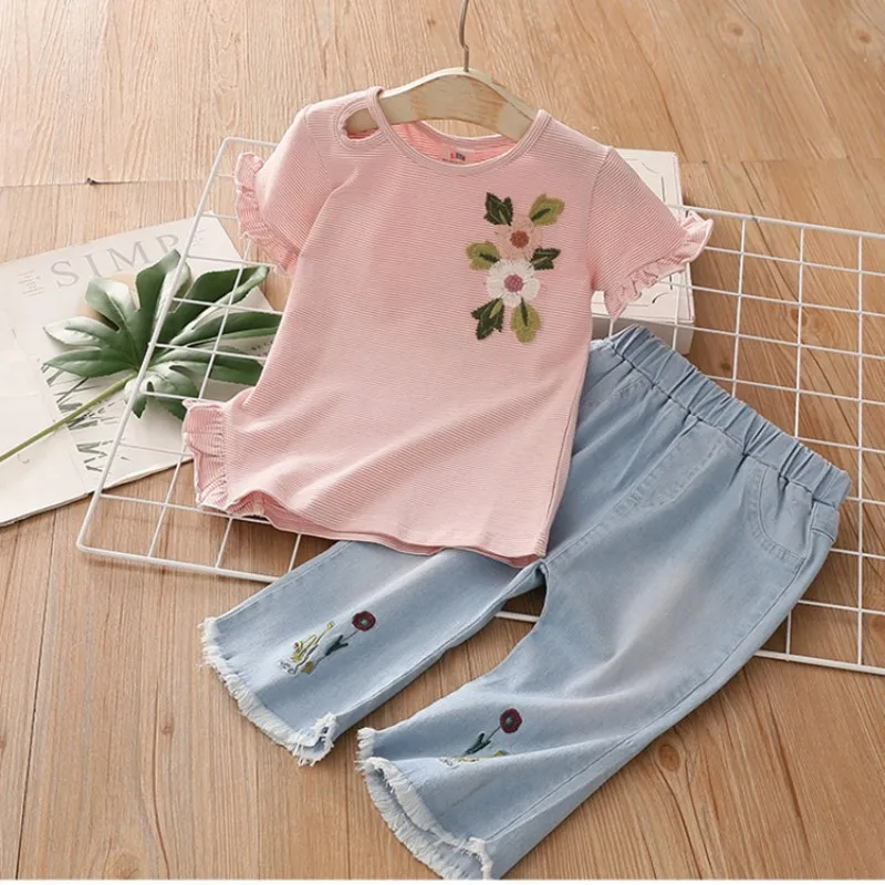 

Футболка с коротким рукавом и цветочной вышивкой + джинсы, на Возраст 3-12 лет