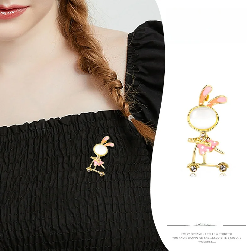 Ailige Изящная брошь Милый кролик Скейтборд Животное Корсаж Булавка Одежда