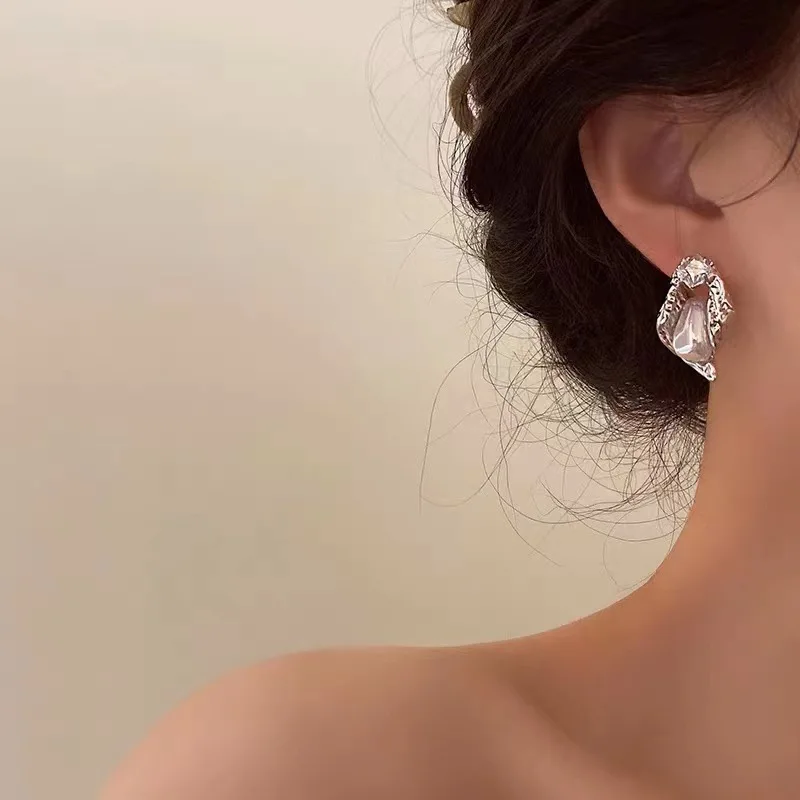 

Cold wind earrings French retro unique zircon pearl earrings niche temperament high-grade simple commuter earrings girl