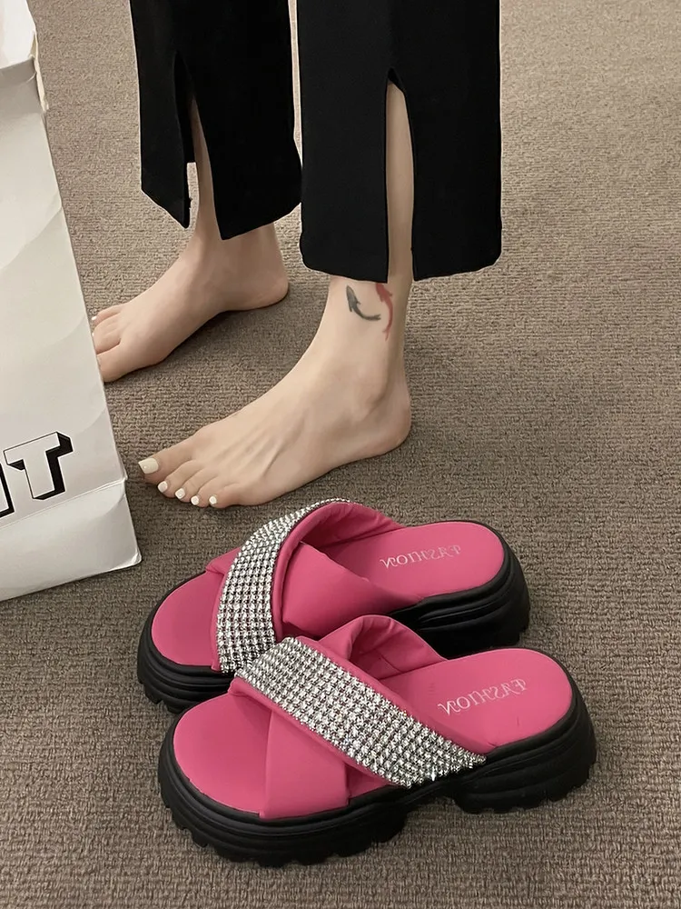 

Shoes Women Slippers Flat Glitter Slides Shale Female Beach Fashion Platform Med Pantofle Soft Summer Jelly Sabot Luxury 2023 P