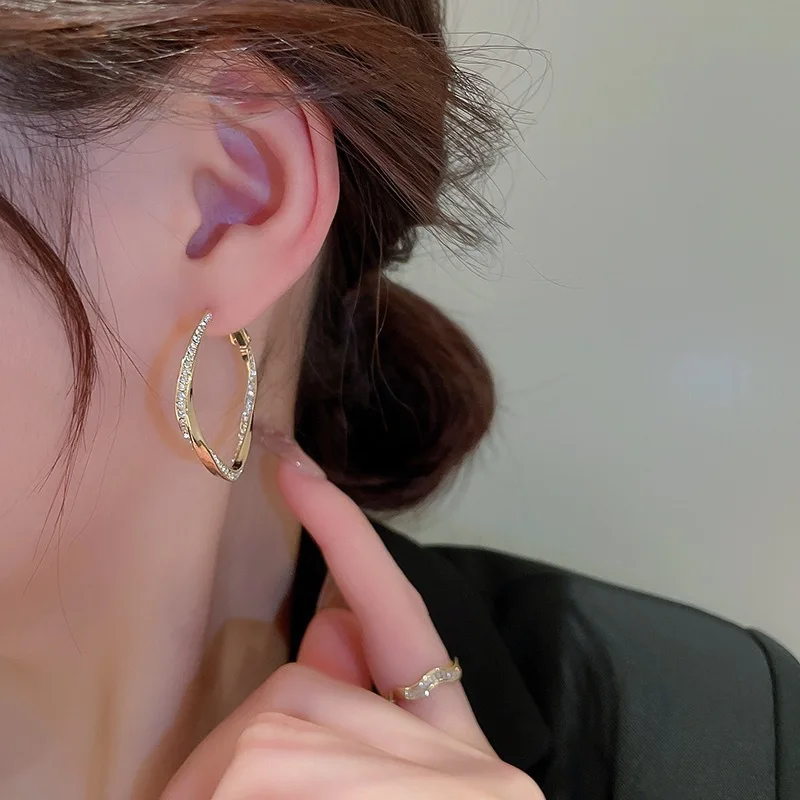 

Fashion Earrings 2023 New Women Trend Premium Diamond Geometric Delicate Square Twisted Earrings Women Jewelry Party Gifts