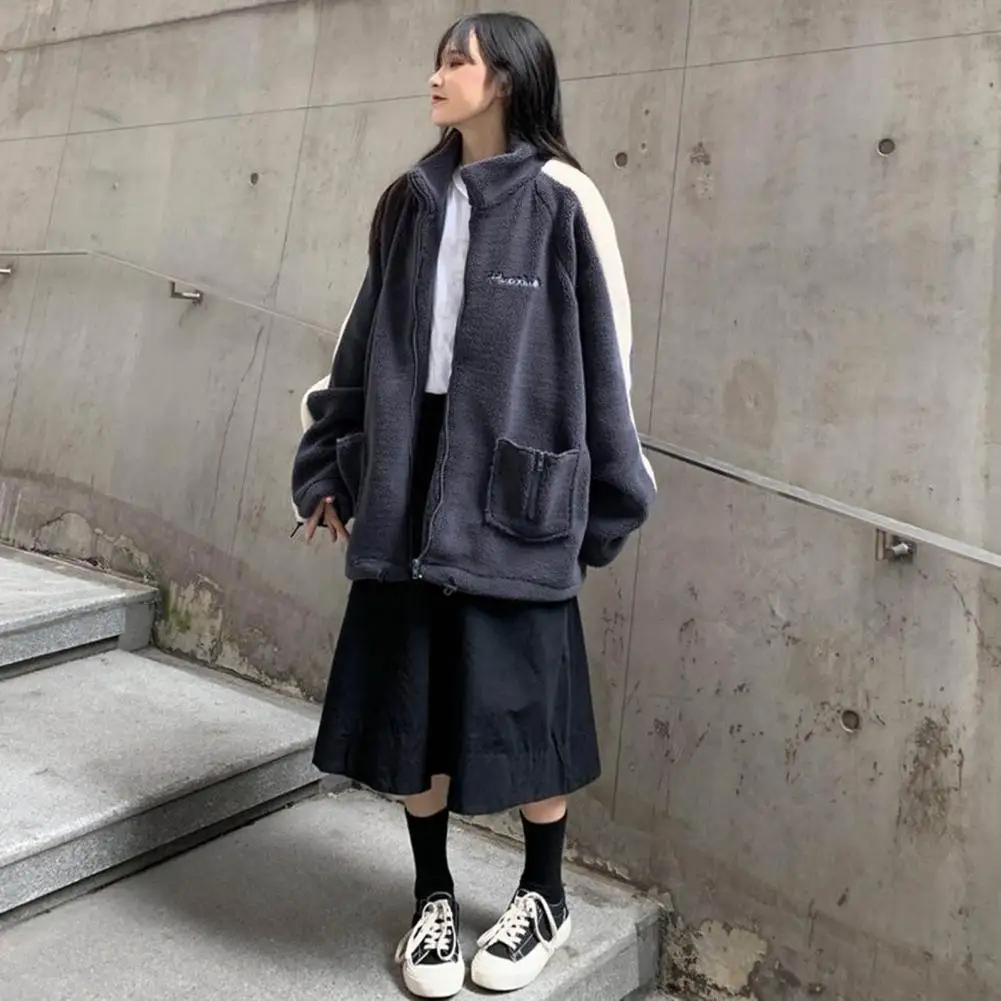 Женская флисовая куртка с воротником-стойкой и вышивкой |