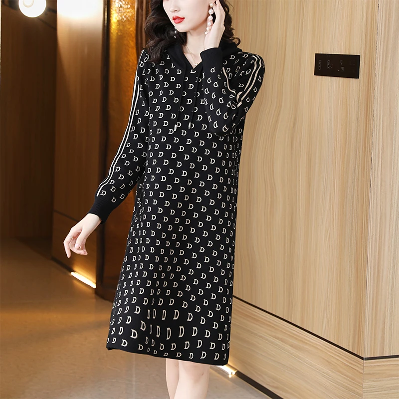 

High grade knitted hooded dress for women in autumn and winter 2022, new style, young, covered with meat, wearing a bottomed swe
