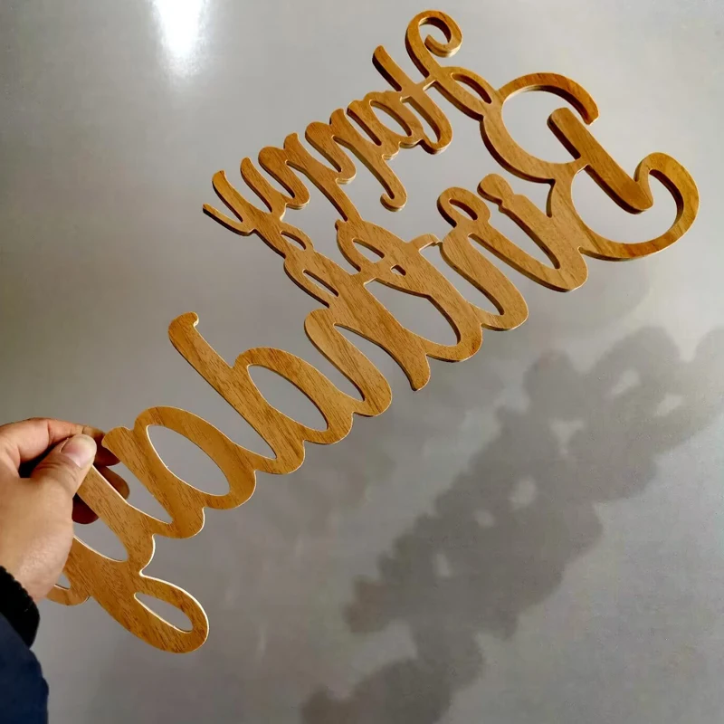 Изготовленное на заказ украшение стола с днем рождения знак