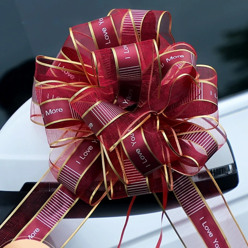 

Свадебный автомобиль декоративная фотография большой автомобиль свадебной команды красная лента галстук-бабочка подарочная упаковка с цветочным дизайном