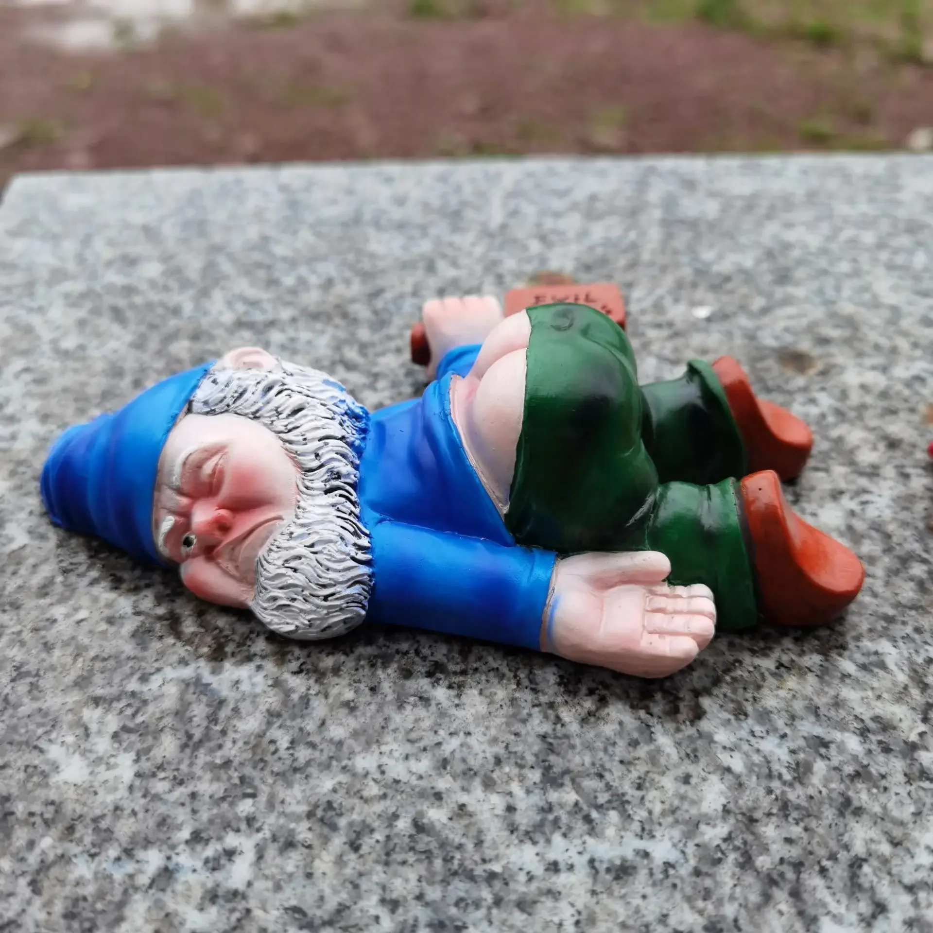

Рождественский пьяный садовый гном из резины