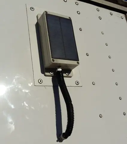 GPS-трекер на солнечной энергии для отслеживания контейнеров и прицепов