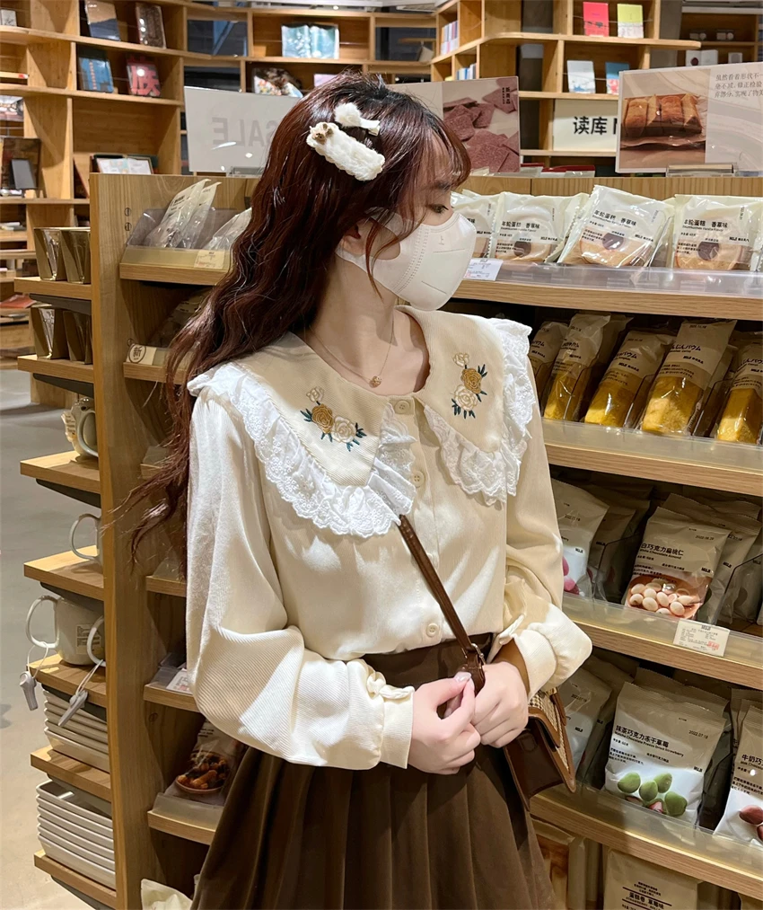 

2023 Blusas Mujer De Moda Lace Peter Pan Collar Loose Blouse Women Chic Embroidery Fashion Vintage Shirts Korean Sweet Tops