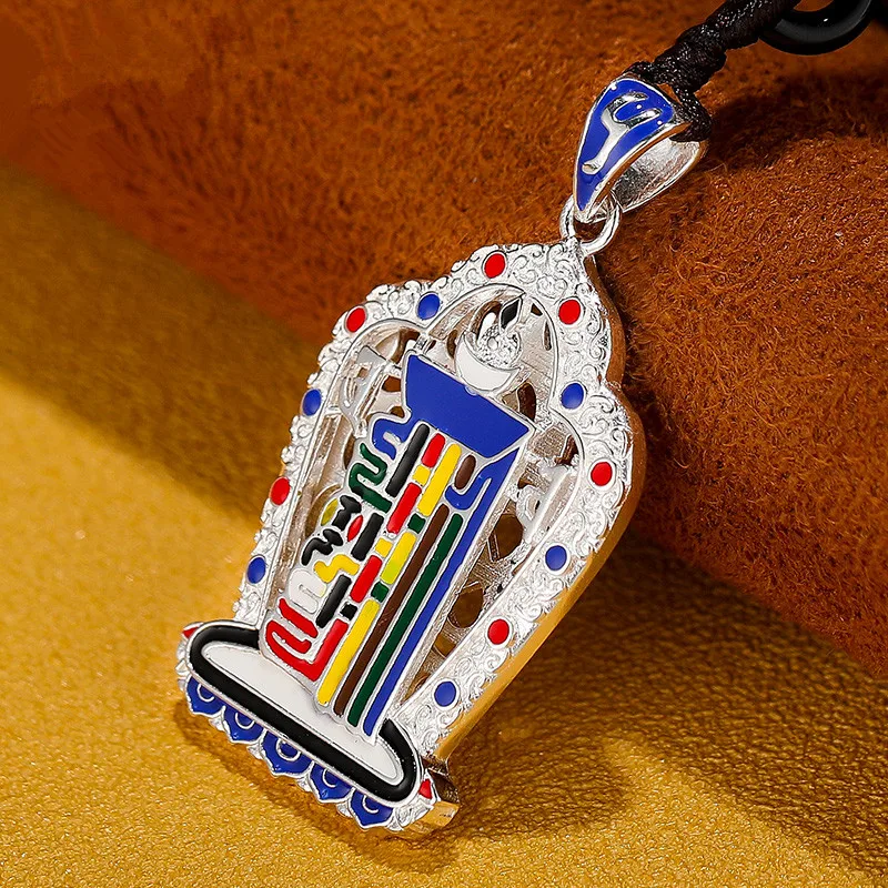 Карманный оберег Калачакра из тибетского серебра размером 5*2.6 см с рисунком восьми грамматик и символом мира.