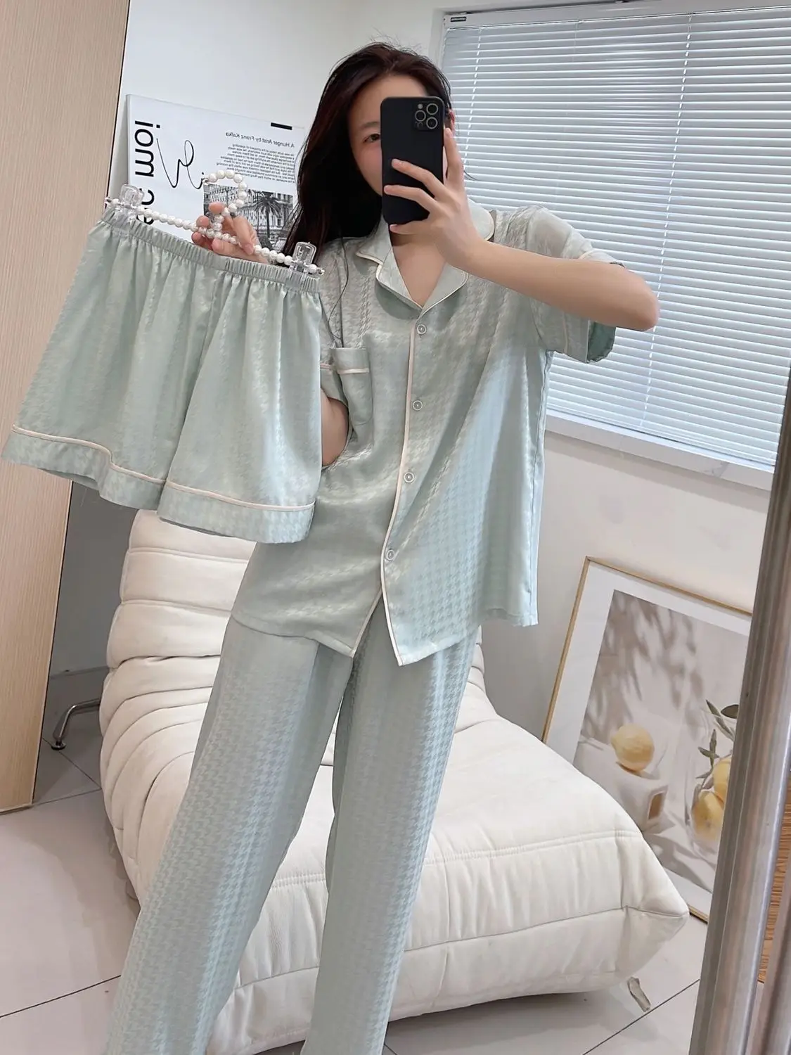 

Spring And Summer 2023 Three-piece Short-sleeved Trousers Shorts, Bird Pattern Jacquard Ice Silk Pajamas, Household Clothes