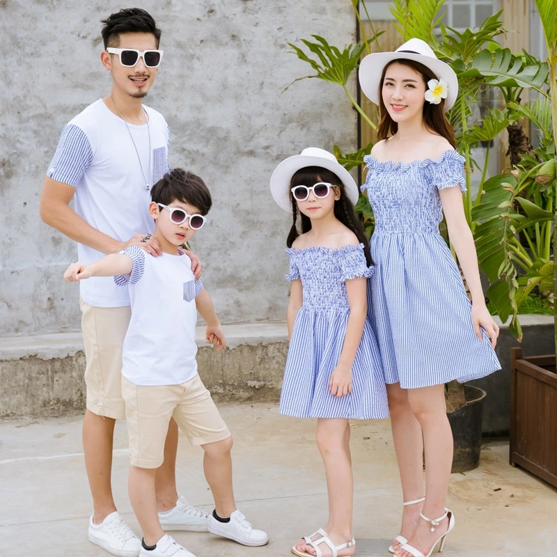

Летние Семейные одинаковые наряды, платье в полоску на плечах для мамы и дочки, хлопковые короткие топы для папы и сына, футболка, комплект одежды для пары