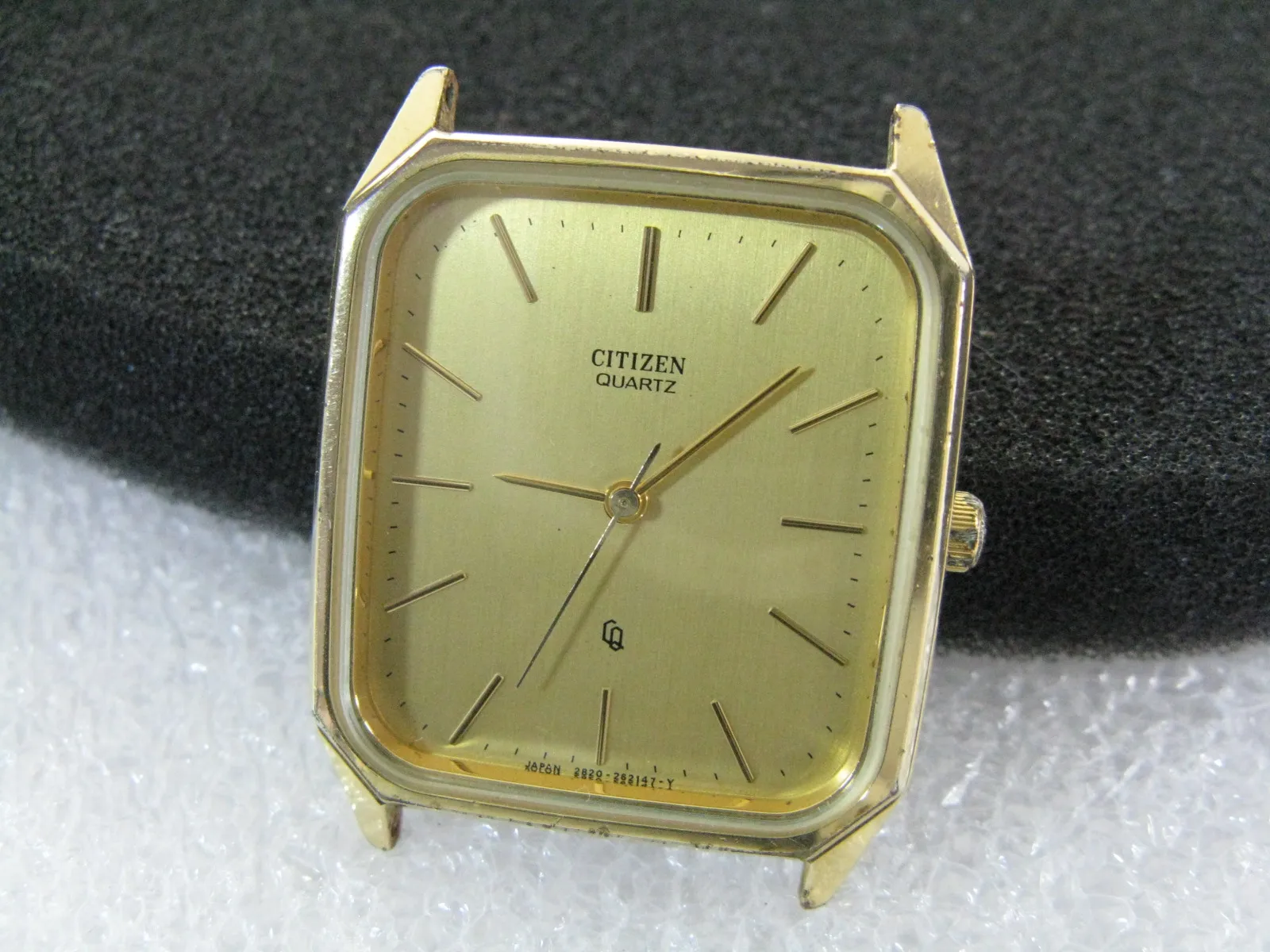 

1984 square ultra-thin Japanese quartz men's watch (product of Showa period)