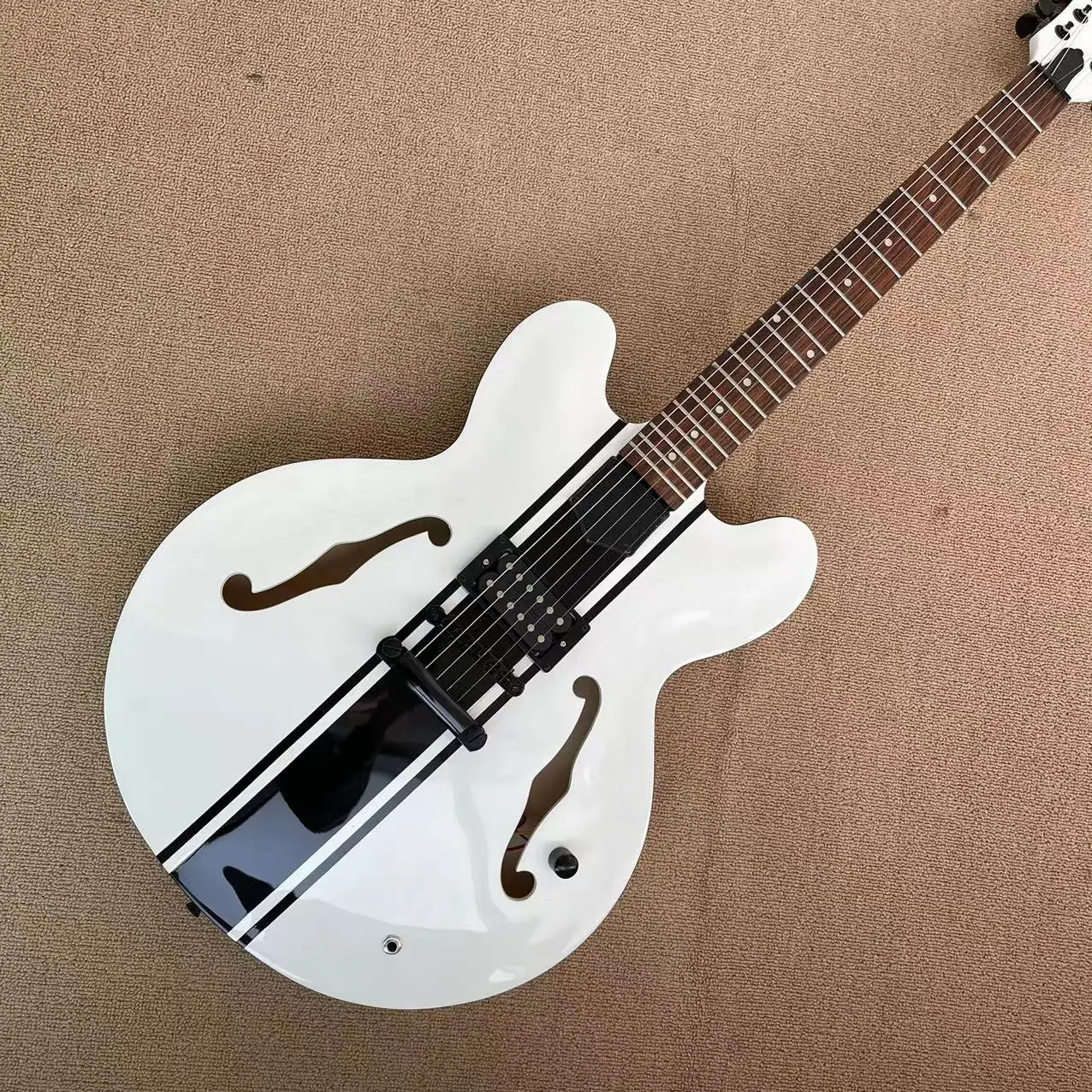 

335 all-in-one electric guitar, f-hole white body black bar, LP bridge, a cartridge, rosewood fingerboard, black pieces, real fa