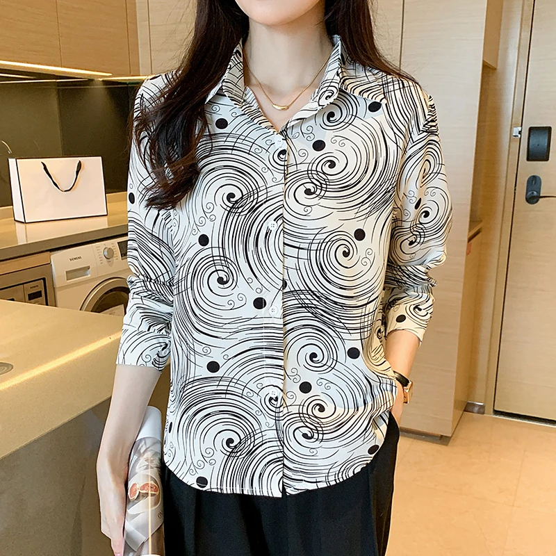 

Elegant Style Ladies' Top for Day-to-day and Workplace Graceful Design Women's Blouse with Chic Print and Buttons
