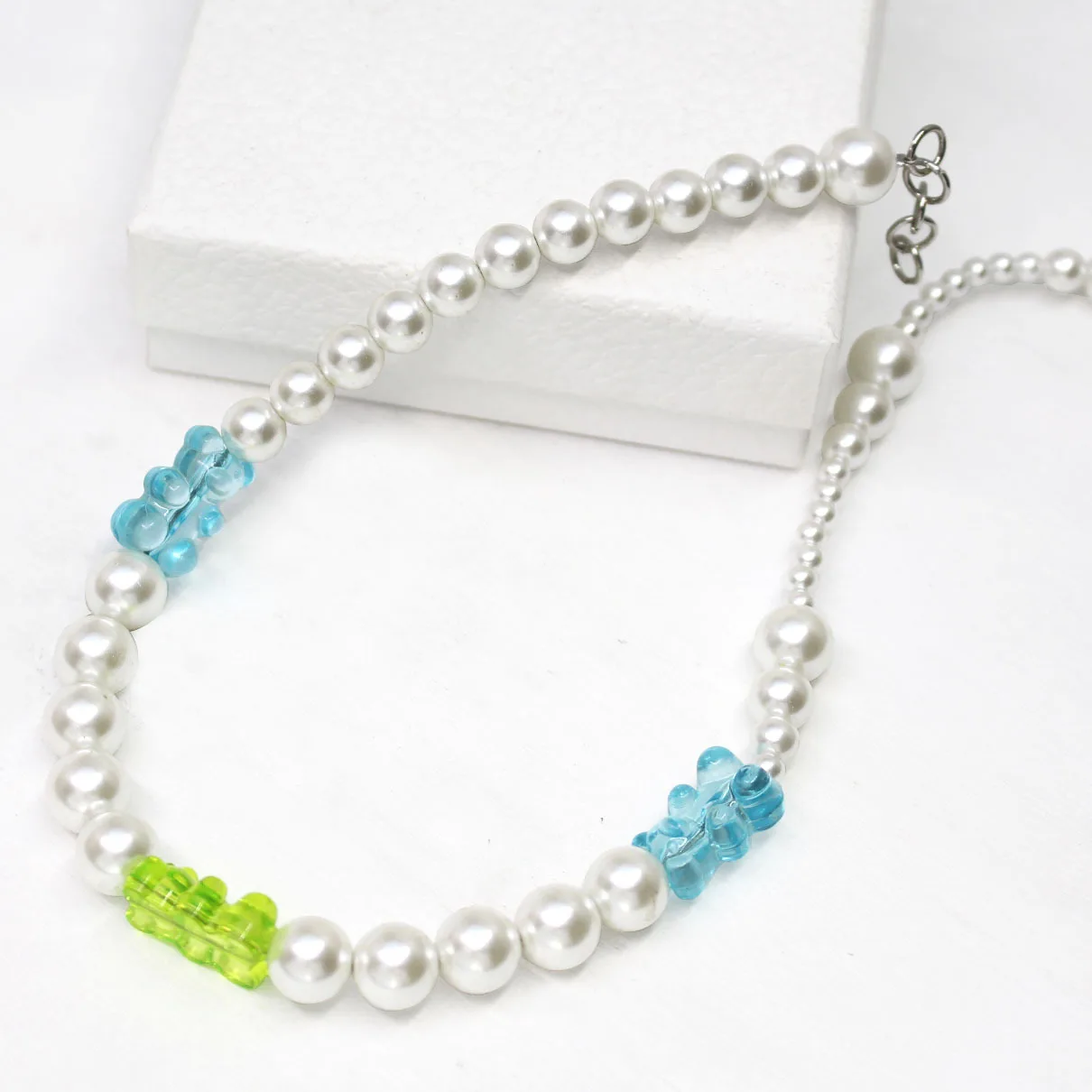 Минималистское и универсальное жемчужное ожерелье с плюшевым мишкой во