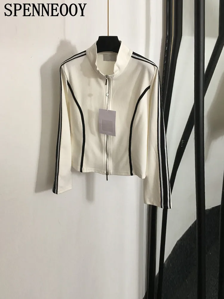 Женский брючный костюм с воротником-стойкой длинным рукавом и поясом