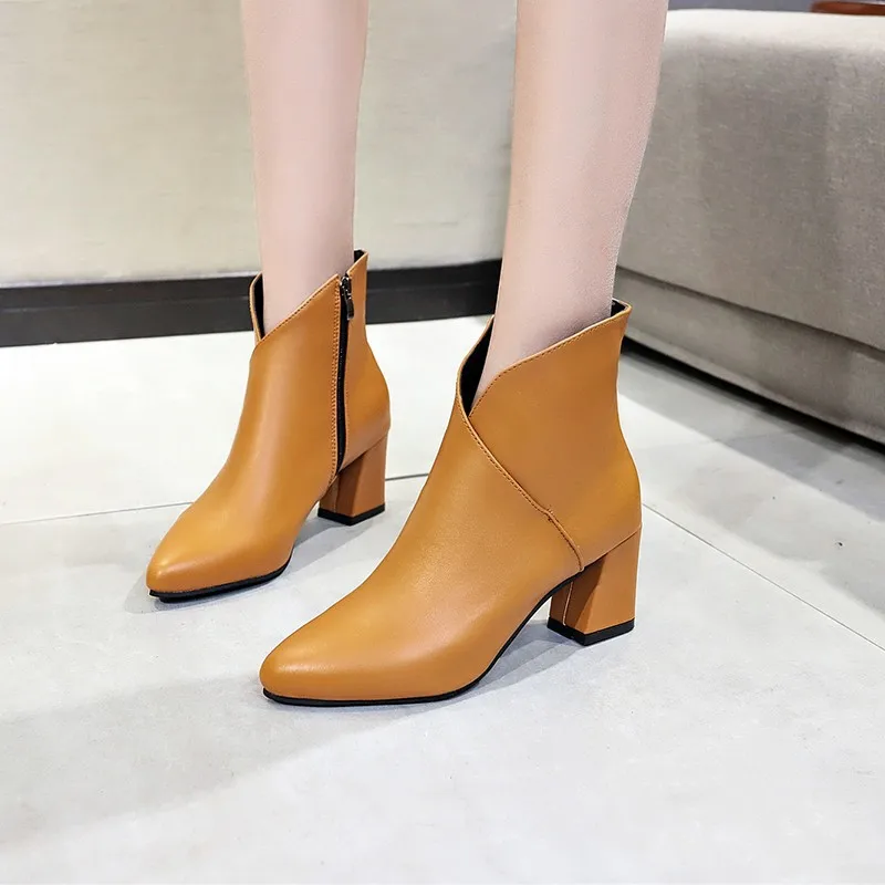 

Женская обувь на тонком каблуке, с острым носком