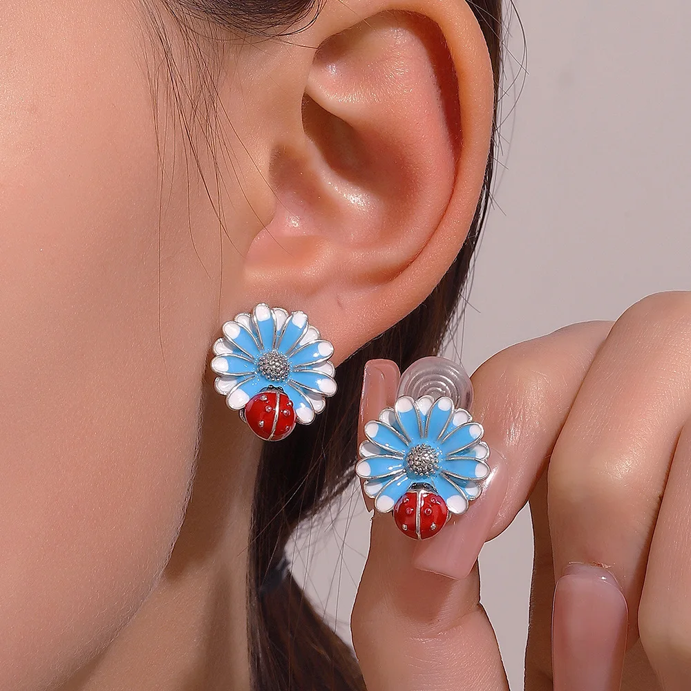 Ladybug Daisy Flower Ear Clip Earrings For Women Ear Cuffs Jewelry Creative Insect Flower Without Hole Fake Piercing Earrings