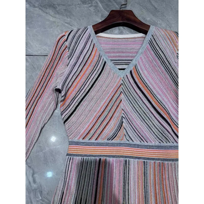 Женское платье в полоску с V-образным вырезом и длинным рукавом