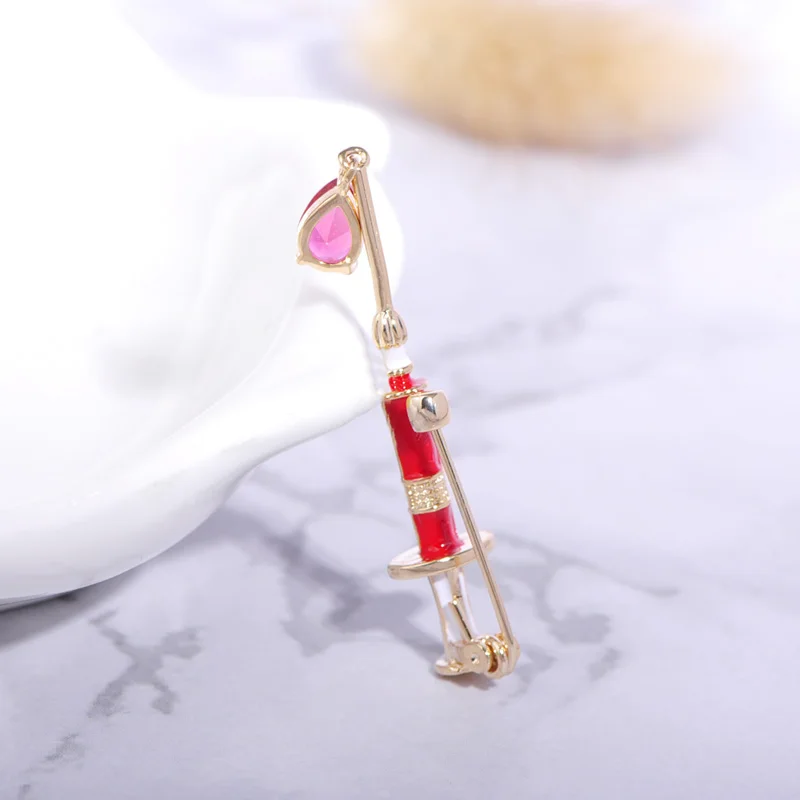 Женская брошь в форме шприца с красным цирконом капли | Броши