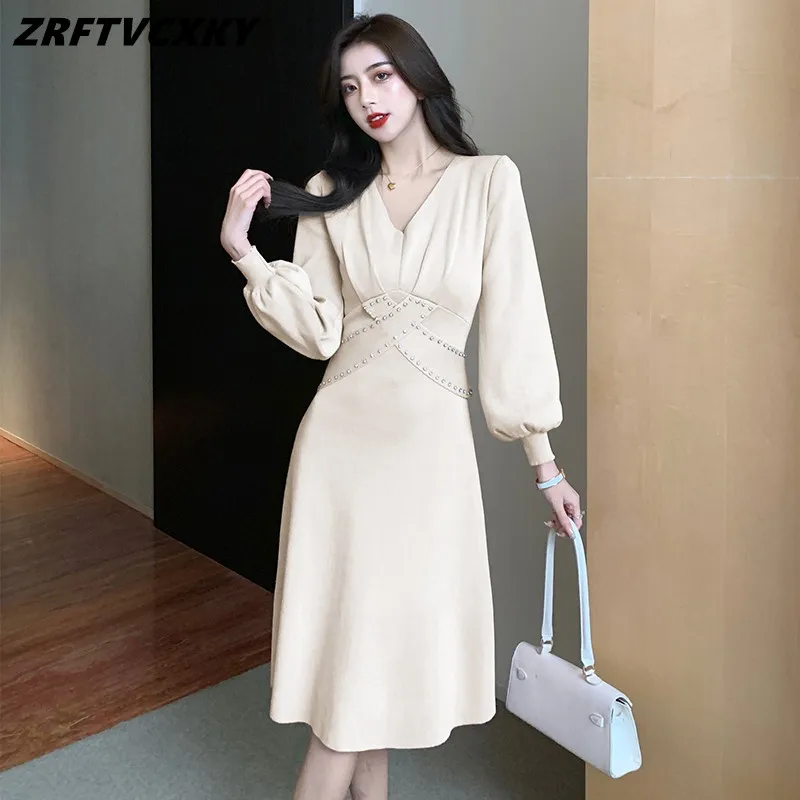 

Женское трикотажное платье-свитер средней длины, с V-образным вырезом