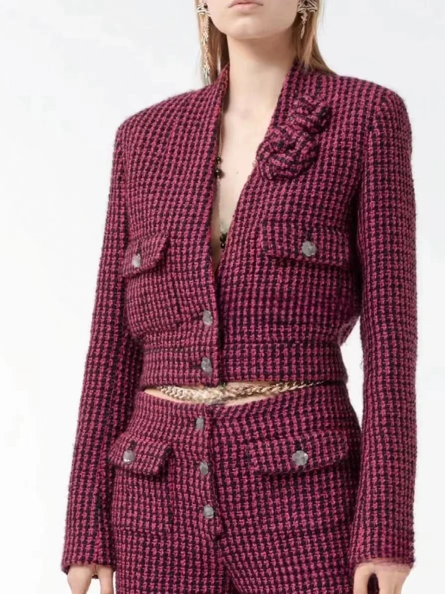 

Женская твидовая короткая куртка, розово-красная твидовая короткая куртка в клетку, с V-образным вырезом и съемной брошью в виде цветка, Осень-зима 2023