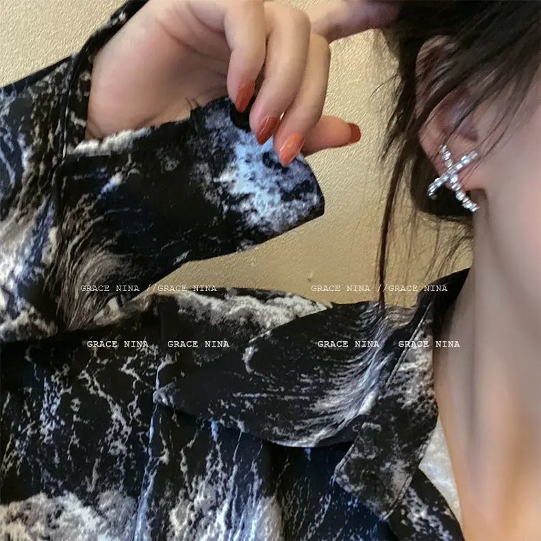 

2022 New Sweet Cool Full Rhinestone Cross Line Earrings for Woman Fashion Cross Arc Line Stud Earrings Jewelry Wholesale Gift