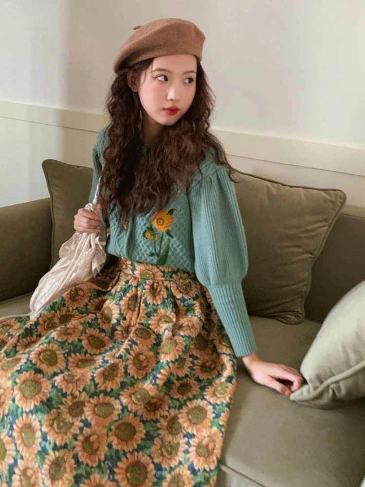 Женский вязаный кардиган с цветочной вышивкой