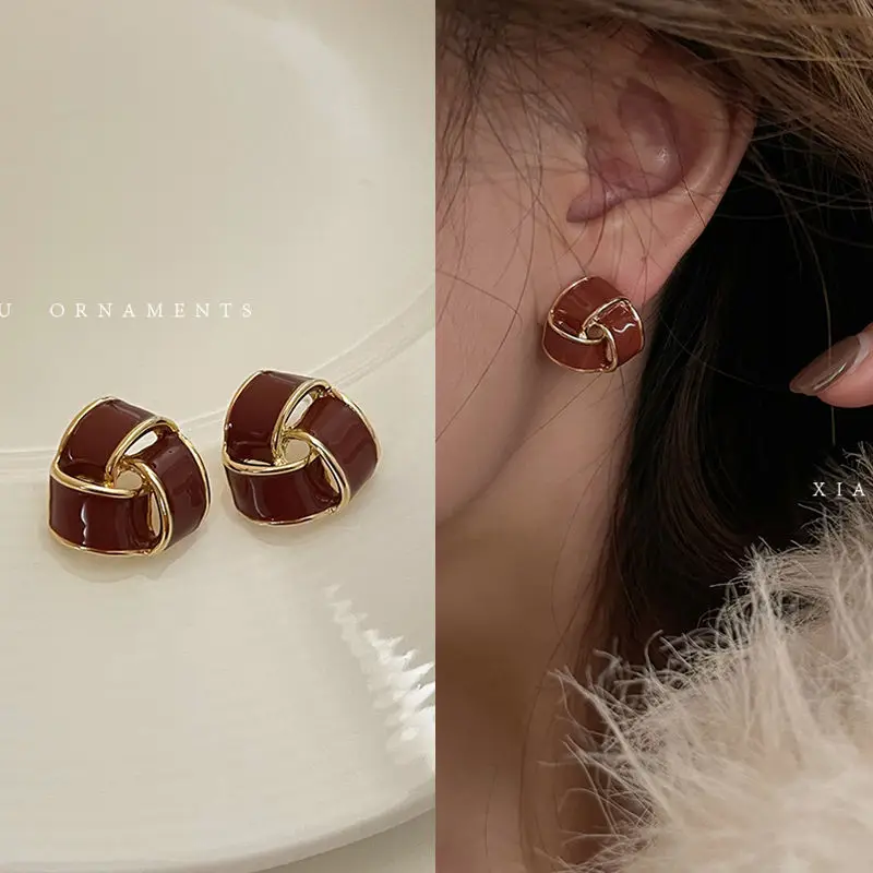 

Новинка 2022, модные глянцевые витые треугольные серьги-капли винного красного цвета для женщин, элегантные красные, зеленые, белые треугольн...