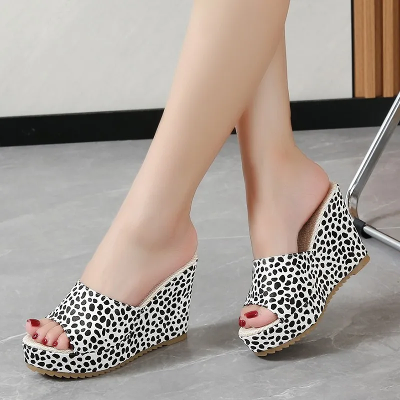 

2022 Thick Wedge Heel Comfortable Leopard Print Muffin Zapatos Mujer Primavera Verano 2022 Women Sandals Slippers Modern Slipper